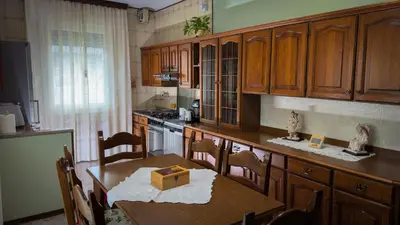 Cucina o angolo cottura di Casa Luna appartamento alle Terme con 3 Camere da Letto vicino alla Stazione
