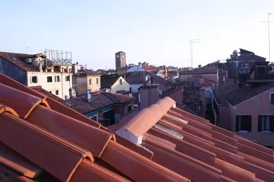 Vista generica su Venezia o vista sulla città dall'interno dell'appartamento
