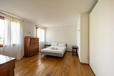 Letto o letti in una camera di Beautiful Villa With Garden and Private Parking!