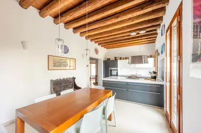 Cucina o angolo cottura di Beautiful Villa With Garden and Private Parking!