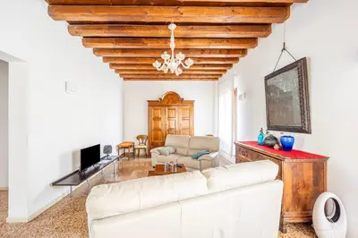 TV o dispositivi per l'intrattenimento presso Beautiful Villa With Garden and Private Parking!
