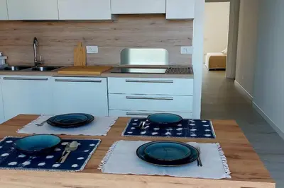 Cucina o angolo cottura di Nuovo Appartamento in centro con vista mare