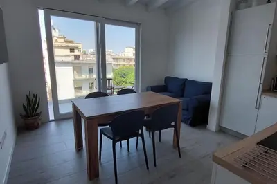 Area soggiorno di Nuovo Appartamento in centro con vista mare