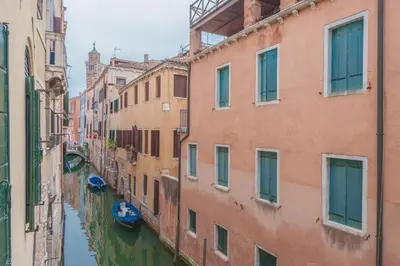 Vista generica su Venezia o vista sulla città dall'interno dell'appartamento