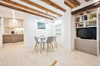 TV o dispositivi per l'intrattenimento presso Charming Central Apartment with Private Courtyard