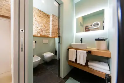 Bagno di IvY, canal view