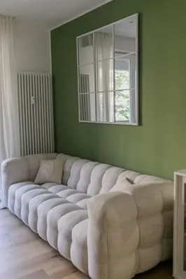 Area soggiorno di Nuovo appartamento Bianco appena ristrutturato