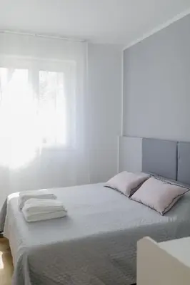 Letto o letti in una camera di Nuovo appartamento Bianco appena ristrutturato