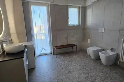 Bagno di Nuovo appartamento Bianco appena ristrutturato