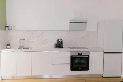 Cucina o angolo cottura di Nuovo appartamento Bianco appena ristrutturato