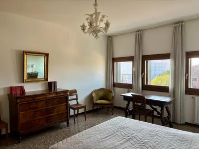 Letto o letti in una camera di Large Three-bedroom Apartment with Canal View in Cannaregio
