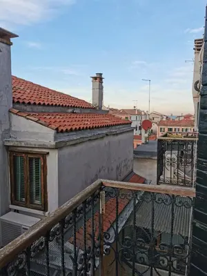 Balcone o terrazza di Large Three-bedroom Apartment with Canal View in Cannaregio
