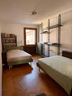Letto o letti in una camera di Large Three-bedroom Apartment with Canal View in Cannaregio
