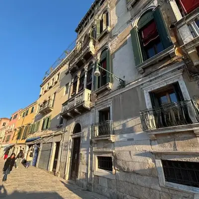 Large Three-bedroom Apartment with Canal View in Cannaregio