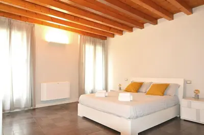 Letto o letti in una camera di Dimora Leon Bianco - eleganza e centralità