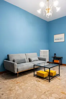 Area soggiorno di Just Urban Stays - 3-BR Canal View Apartment - 9 Min Piazza San Marco