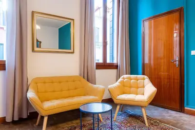Area soggiorno di Just Urban Stays - 3-BR Canal View Apartment - 9 Min Piazza San Marco