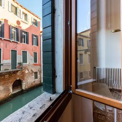 Just Urban Stays - 3-BR Canal View Apartment - 9 Min Piazza San Marco