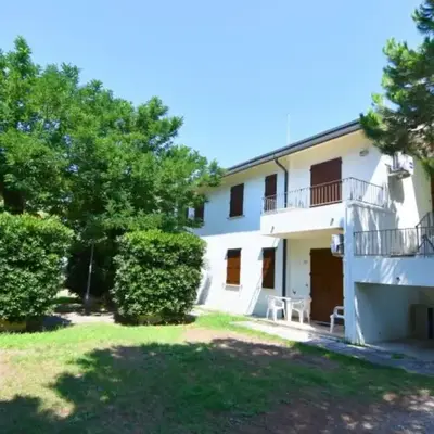 Accommodation with shared garden close to the sea