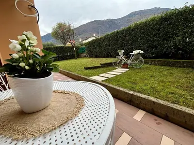 Vista generica sulle montagne o vista sulle montagne dall'interno dell'appartamento