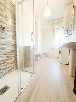 Bagno di Due Camere, Centrale, Vicino al Mare - MARINA MARCONI