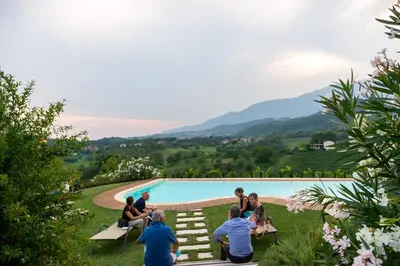 Vista generica sulle montagne o vista sulle montagne dall'interno dell'agriturismo