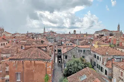 Vista generica su Venezia o vista sulla città dall'interno dell'appartamento