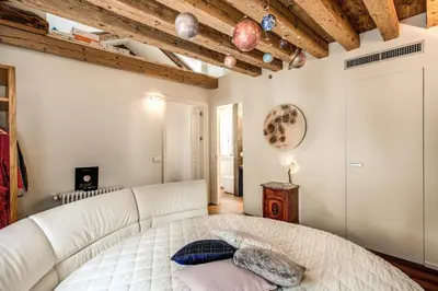 Letto o letti in una camera di Stunning Venetian Apartment by Biennale Gardens
