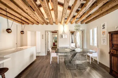 Area soggiorno di Stunning Venetian Apartment by Biennale Gardens