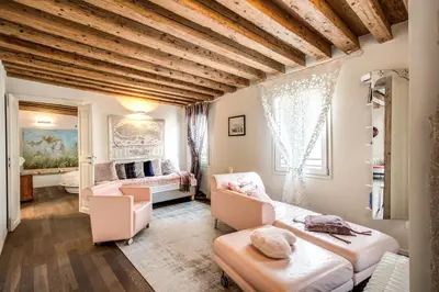 Area soggiorno di Stunning Venetian Apartment by Biennale Gardens