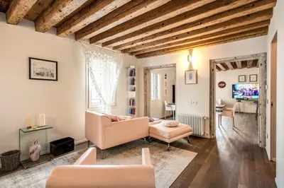 TV o dispositivi per l'intrattenimento presso Stunning Venetian Apartment by Biennale Gardens