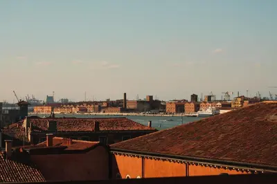 Vista generica su Venezia o vista sulla città dall'interno dell'appartamento