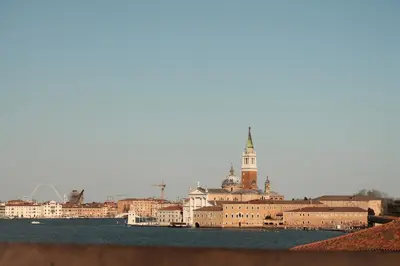 Vista generica su Venezia o vista sulla città dall'interno dell'appartamento
