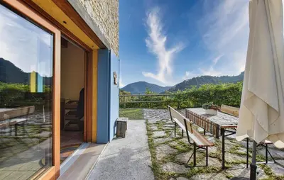 Vista generica sulle montagne o vista sulle montagne dall'interno della casa vacanze