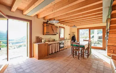 Cucina o angolo cottura di Awesome Home In Miane With Wifi