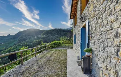 Vista generica sulle montagne o vista sulle montagne dall'interno della casa vacanze