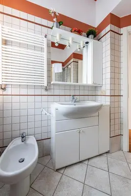 Bagno di GuestHost - Cozy 2-Bedroom Stay at Lido di Venezia