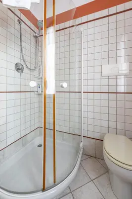 Bagno di GuestHost - Cozy 2-Bedroom Stay at Lido di Venezia