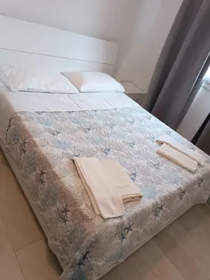 Letto o letti in una camera di APPARTAMENTO BLU -OVER THE RAINBOW APARTMENTS - LIDO di JESOLO- check in check out on Saturday