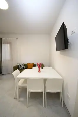 TV o dispositivi per l'intrattenimento presso Renovated two bedroom flat in Rosolina Mare
