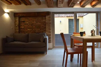 Area soggiorno di appartamento con corte privata