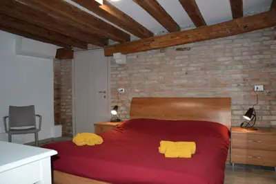 Letto o letti in una camera di appartamento con corte privata