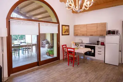 Cucina o angolo cottura di A casa di Jolanda, indipendent house near historic Venice center with private parking and wide and fenced garden