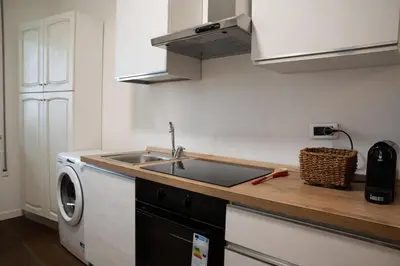 Cucina o angolo cottura di Elegante Alloggio con Parcheggio Gratuito
