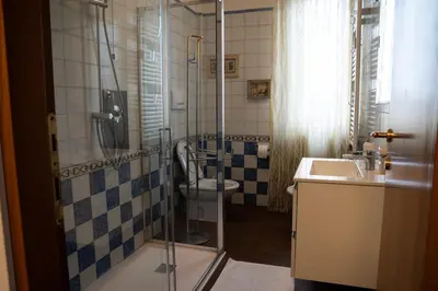Bagno di Elegante Alloggio con Parcheggio Gratuito