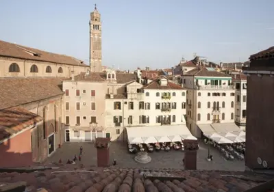 Vista generica su Venezia o vista sulla città dall'interno dell'appartamento