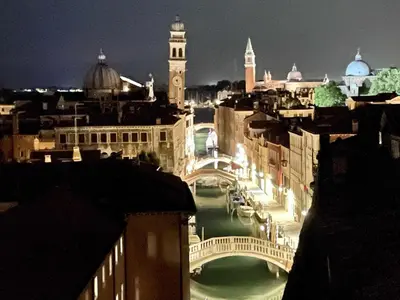 Vista generica su Venezia o vista sulla città dall'interno dell'appartamento
