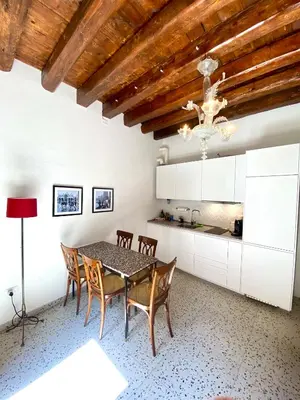 Cucina o angolo cottura di Quiet apartment with canal view