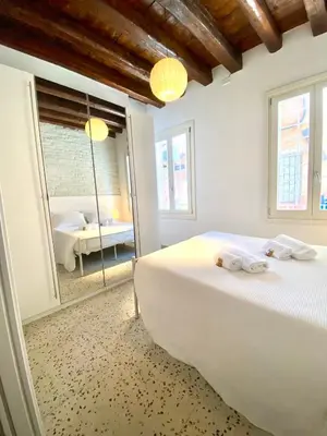 Letto o letti in una camera di Quiet apartment with canal view
