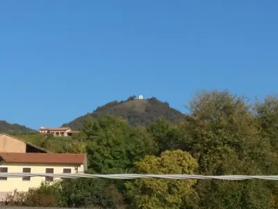 Vista generica sulle montagne o vista sulle montagne dall'interno dell'affittacamere